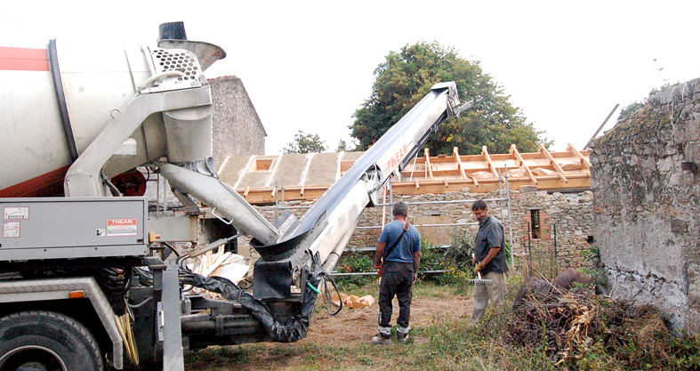 camion toupie pour béton de chanvre en toiture