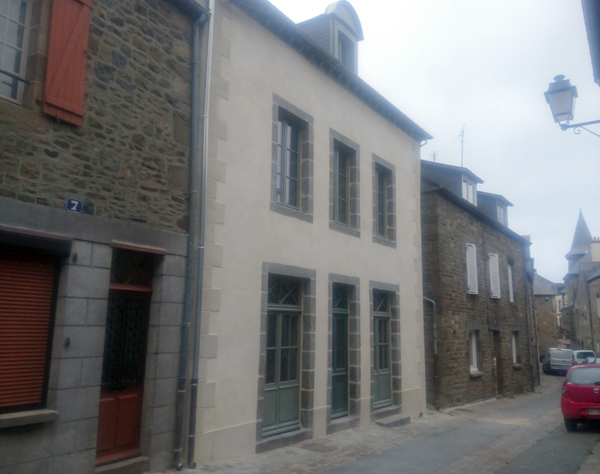 Des modénatures à la chaux pour embellir une maison combourgeoise