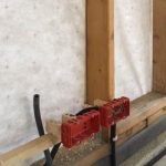 préparation des boitiers avant la projection béton de chanvre