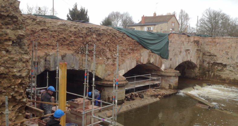 vaux démontage des pierres du pont canal Chantemerle