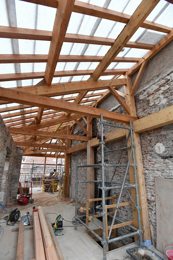 La réfection totale de la toiture (reconstruction de la charpente en chêne)