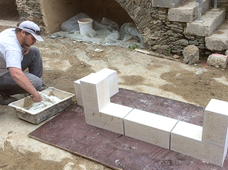 Préparation au montage d'un nouvel encadrement en pierre
