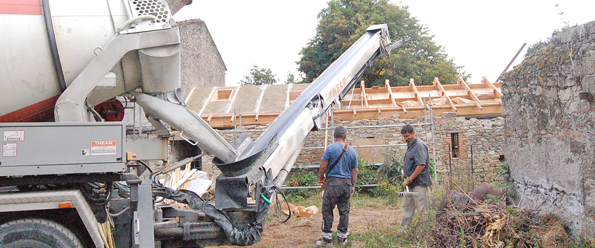 Le camion-toupie et son tapis prêt pour le déversement du béton de chanvre Tradical® en toiture